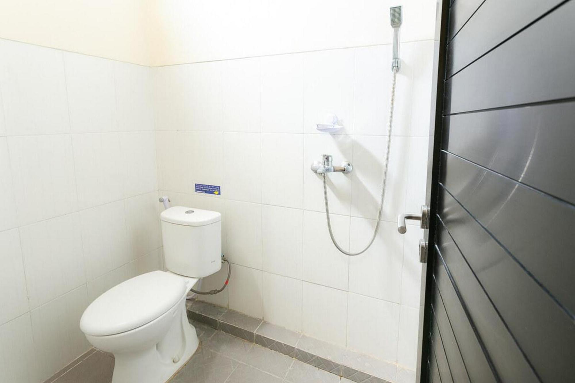 Reddoorz Syariah Near Purwosari Train Station Hotel Surakarta  Exterior photo