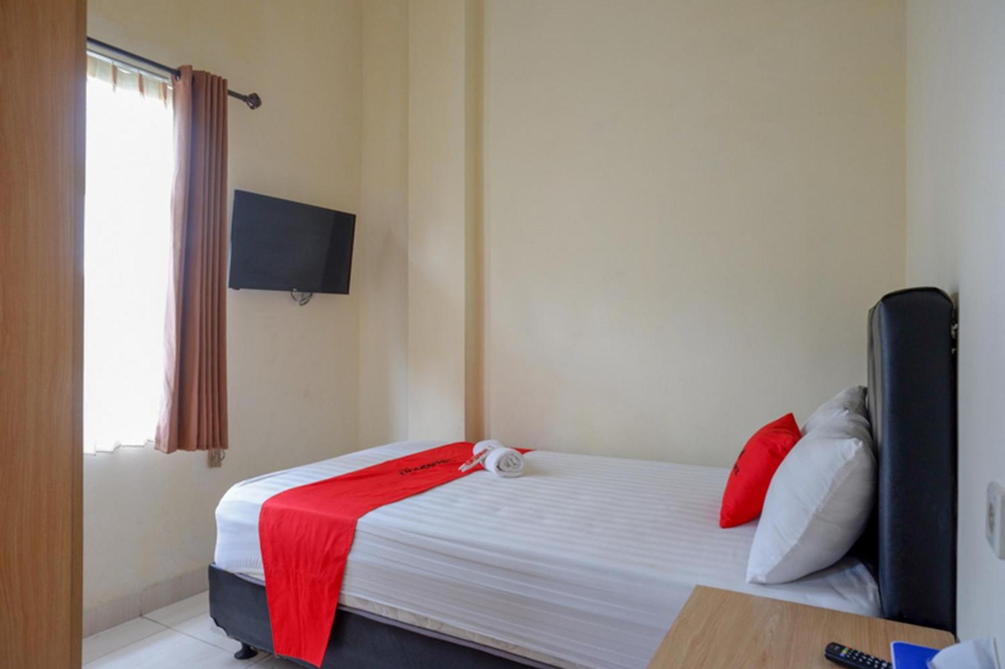 Reddoorz Syariah Near Purwosari Train Station Hotel Surakarta  Exterior photo
