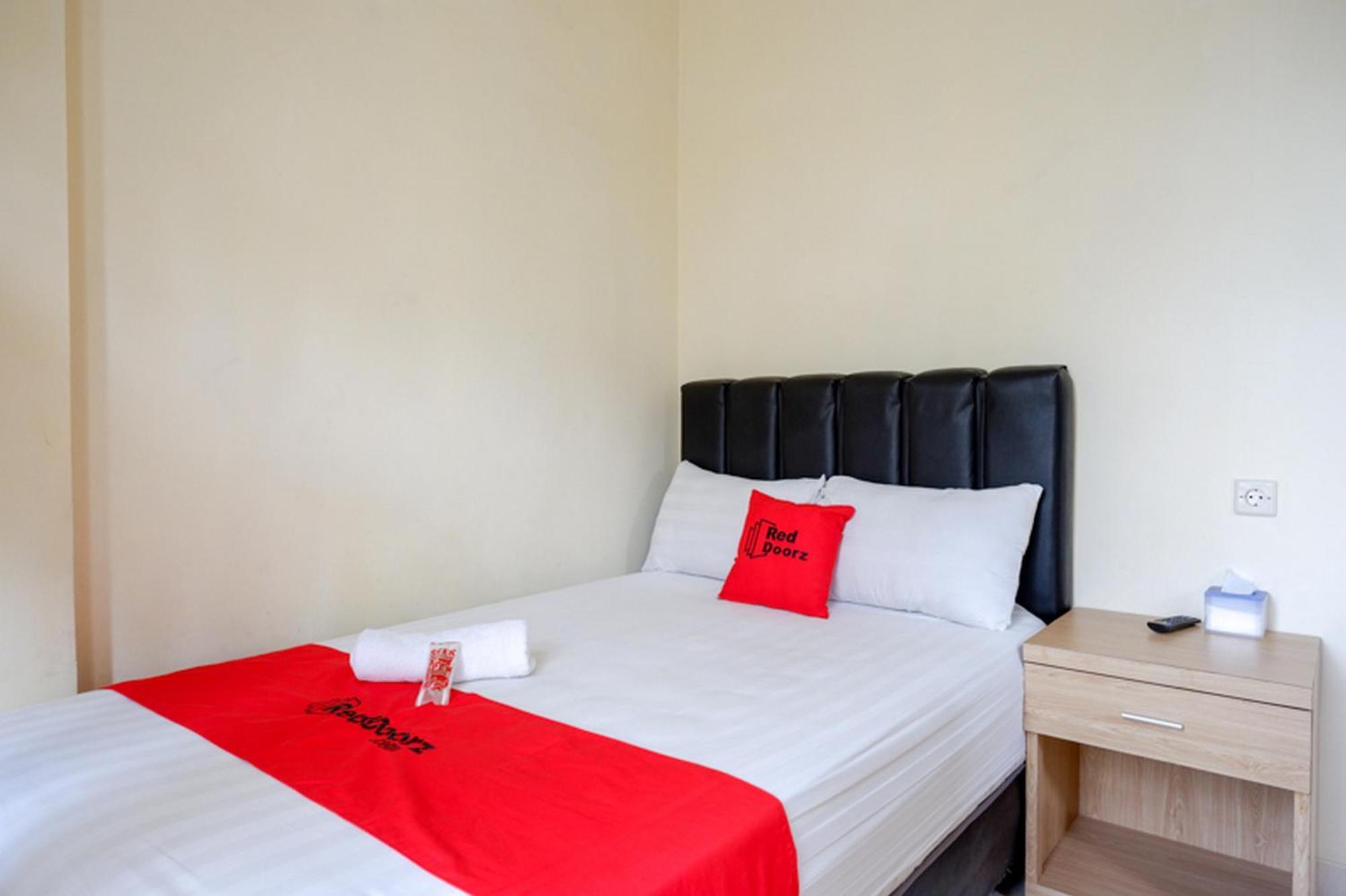 Reddoorz Syariah Near Purwosari Train Station Hotel Surakarta  Exterior photo