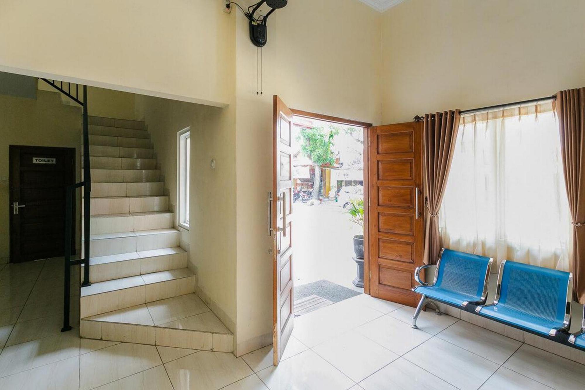 Reddoorz Syariah Near Purwosari Train Station Hotel Surakarta  Exterior photo